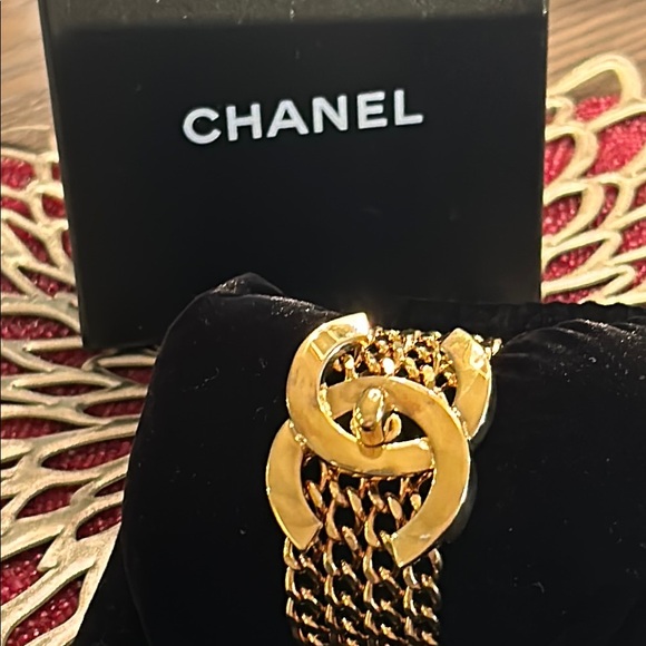 CHANEL Vintage Gold link Chain Interlocking CC Turnlock Bracelet 97 - Picture 1 of 16